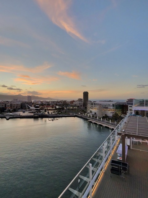 Der erste Reisetag begann entspannt am Flughafen Hannover mit Vorfreude auf Sonne und Meer. Der Flug nach Gran Canaria verlief ruhig – mit jeder Minute wurde die Winterkälte Norddeutschlands gegen die Wärme der Kanaren eingetauscht.  Schon beim Landeanflug zeigte sich die Insel von ihrer besten Seite: zerklüftete Küsten, tiefblaues Meer und angenehme Temperaturen – ein perfekter Start in die Kreuzfahrt.  Am Hafen wartete bereits die Mein Schiff Relax. Das Boarding verlief reibungslos, und der erste Schritt an Bord fühlte sich sofort nach Urlaub an. Helle, moderne Architektur, großzügige Decks und eine angenehme, ruhige Atmosphäre vermittelten direkt Wohlfühlcharakter.
